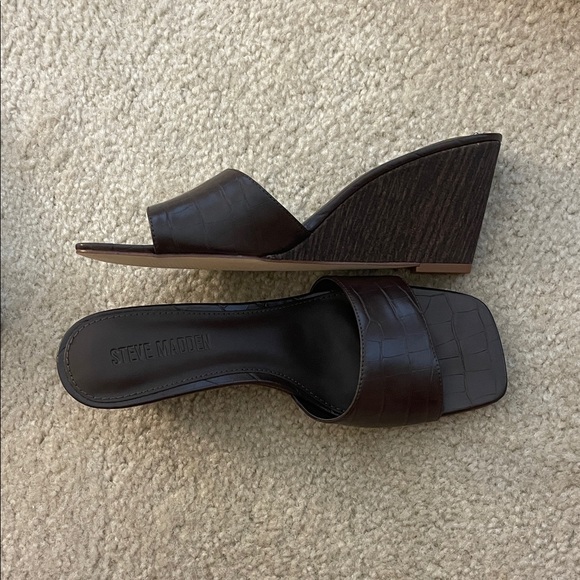 Steve Madden Curcio Brown Crocodile Wedge Sandals - Picture 3 of 5